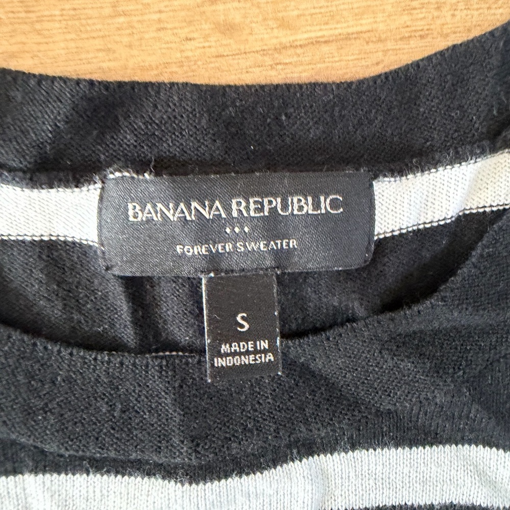 Banana Republic Black and White Crewneck Sweater - Picture 3 of 3
